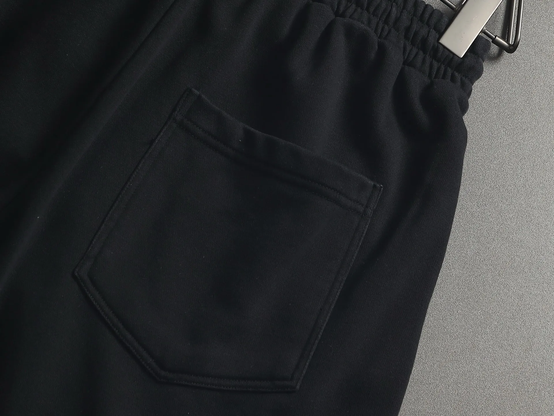 [Higher version] Louis Vuitton/Louis Vuitton 2026SS New Arrival terry shorts, customized fabric using wafer cloth weaving, advanced hand-cut patchwork embroidery technology, tight and three-dimensional version, customized trouser cord hardware with strong texture, smooth, comfortable and Breathable upper body, concave and convex three-dimensional sense, fashionable and casual wear Color: Black White Avocado Color Sizes: S M L XL
